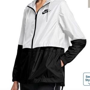 Women’s Nike Windbreaker- Size Medium